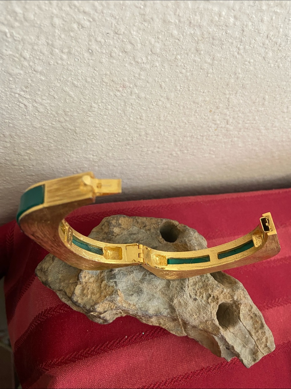 Vintage 70s Gold Brushed & Green Acrylic Hinged Square Clamper Bracelet - Picture 5 of 12